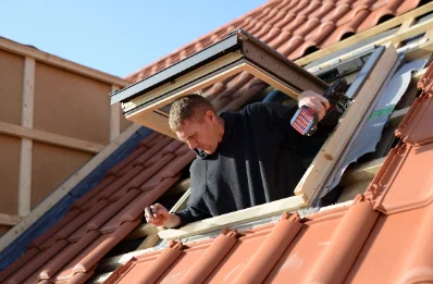 Pose de fenêtres de toit Velux à Treffiagat